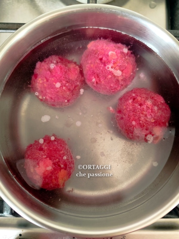 kook de canederli met rode biet