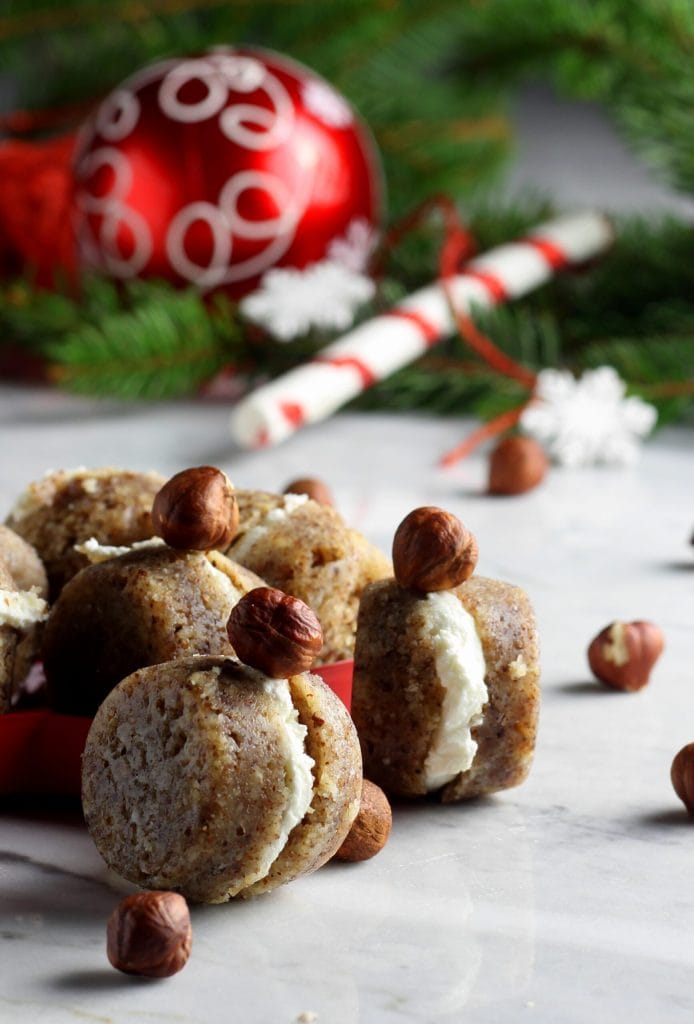 Hazelnoot zoute koekjes gevuld met robiola