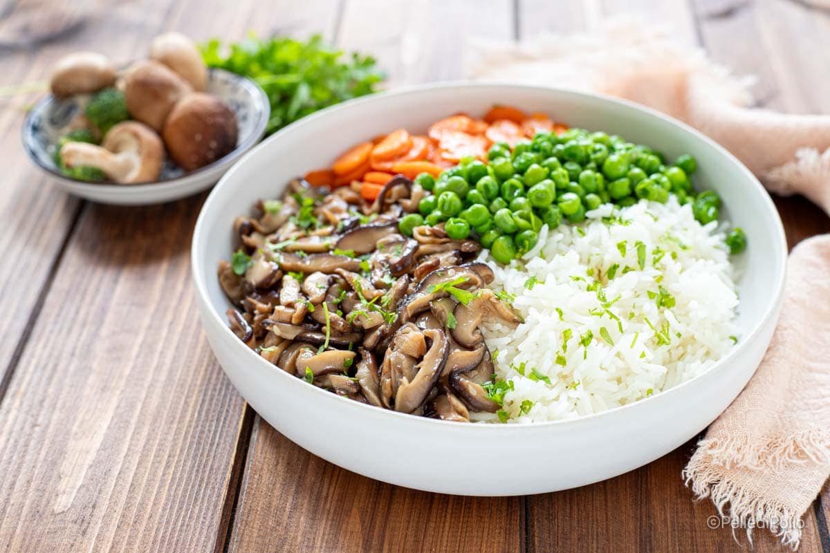 Poke bowl van basmatirijst met shiitake-paddenstoelen