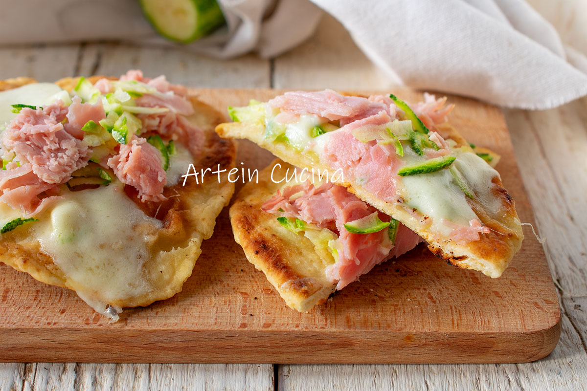 Gelaagd brood in de pan met ham en courgettes