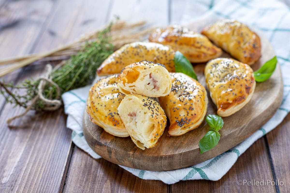 Bladerdeeggebakjes met aardappelen en spek