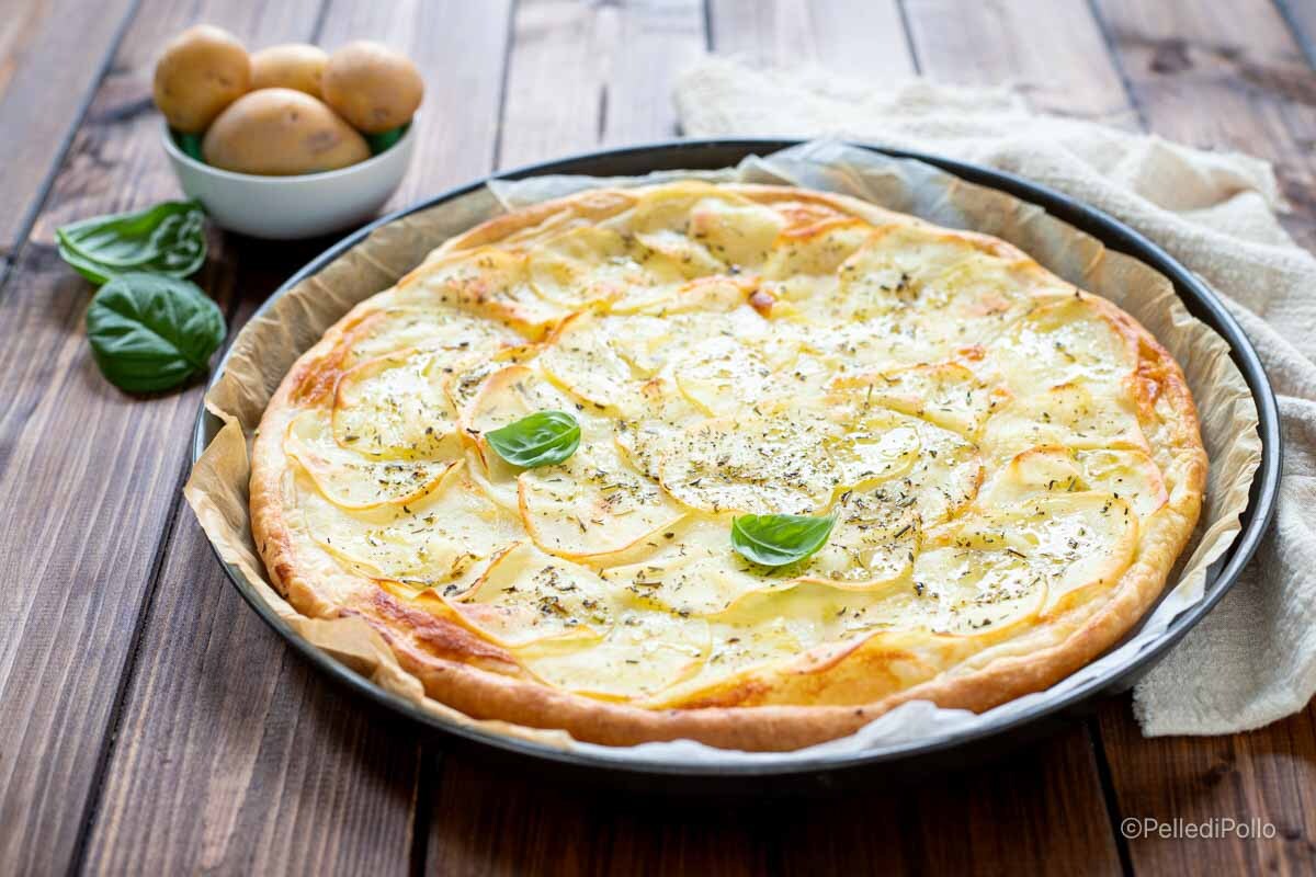 Bladerdeeg met aardappelen en stracchino