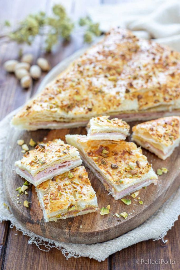 bladerdeeg met mortadella en pistachenoten