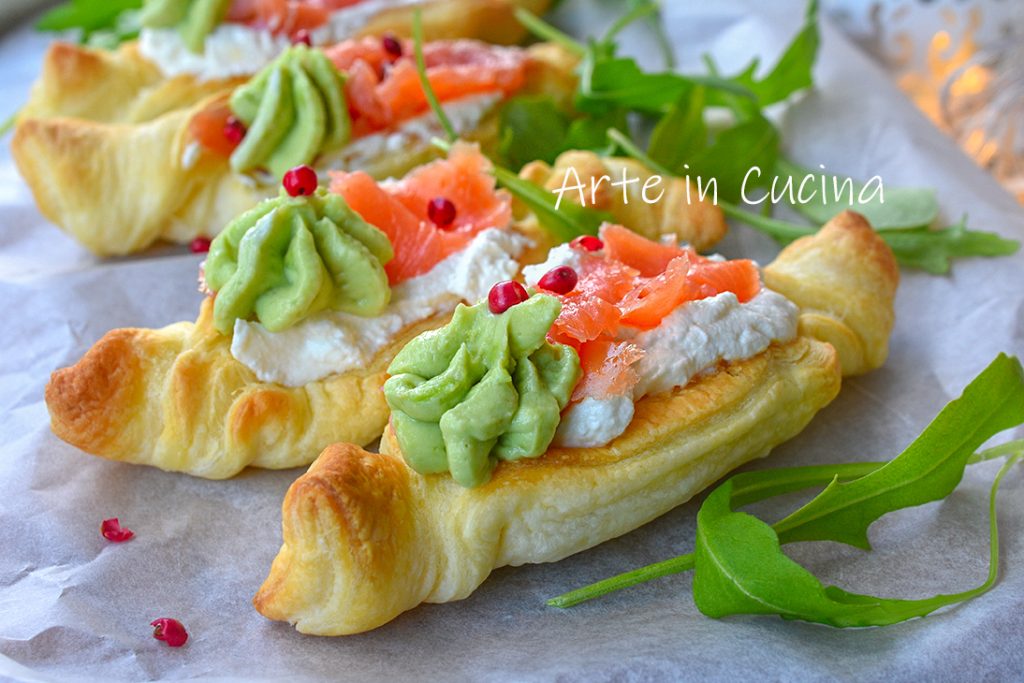 Bladerdeegbootjes met zalm en avocado