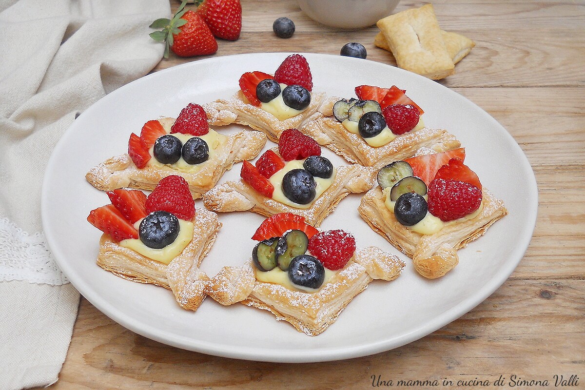 Bladerdeeggebakjes met room en bosvruchten