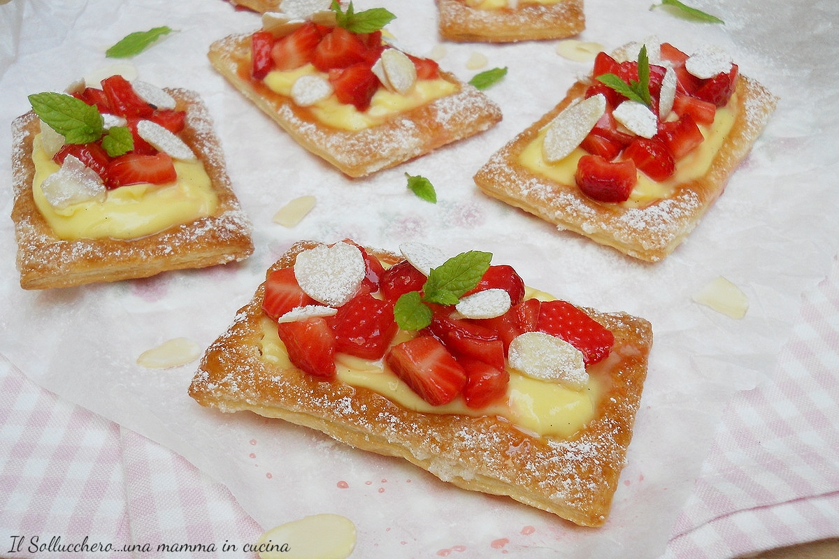 Bladerdeeggebakjes met room en aardbeien