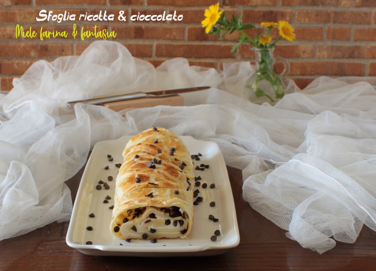 Bladerdeegrol met ricotta, sinaasappel en chocolade
