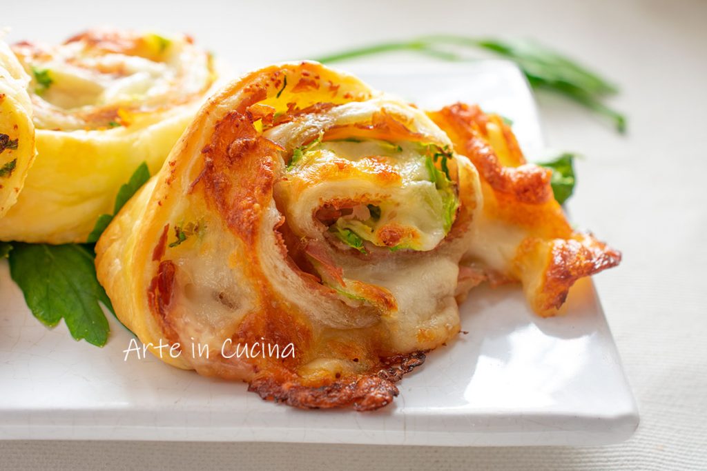 Bladerdeegrollen met ham en courgette