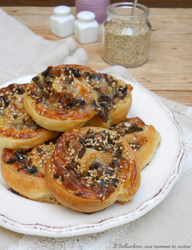 Bladerdeegrolletjes met champignons en worst