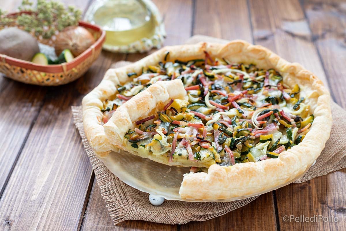 Bladerdeegtaart met courgettes, aardappelen en spek