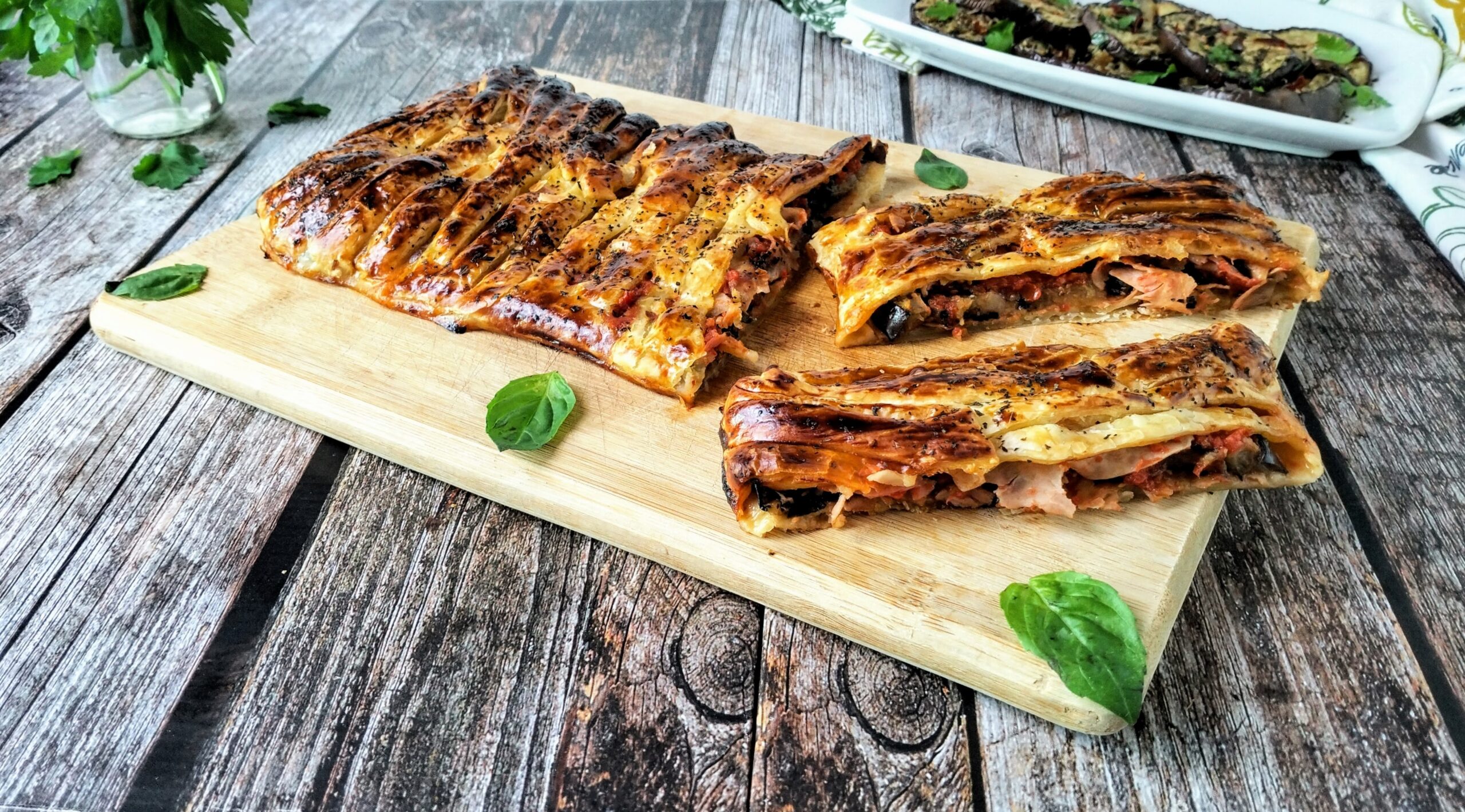 Bladerdeegvlecht met aubergine en gekookte ham: de perfecte hartige snack om te delen