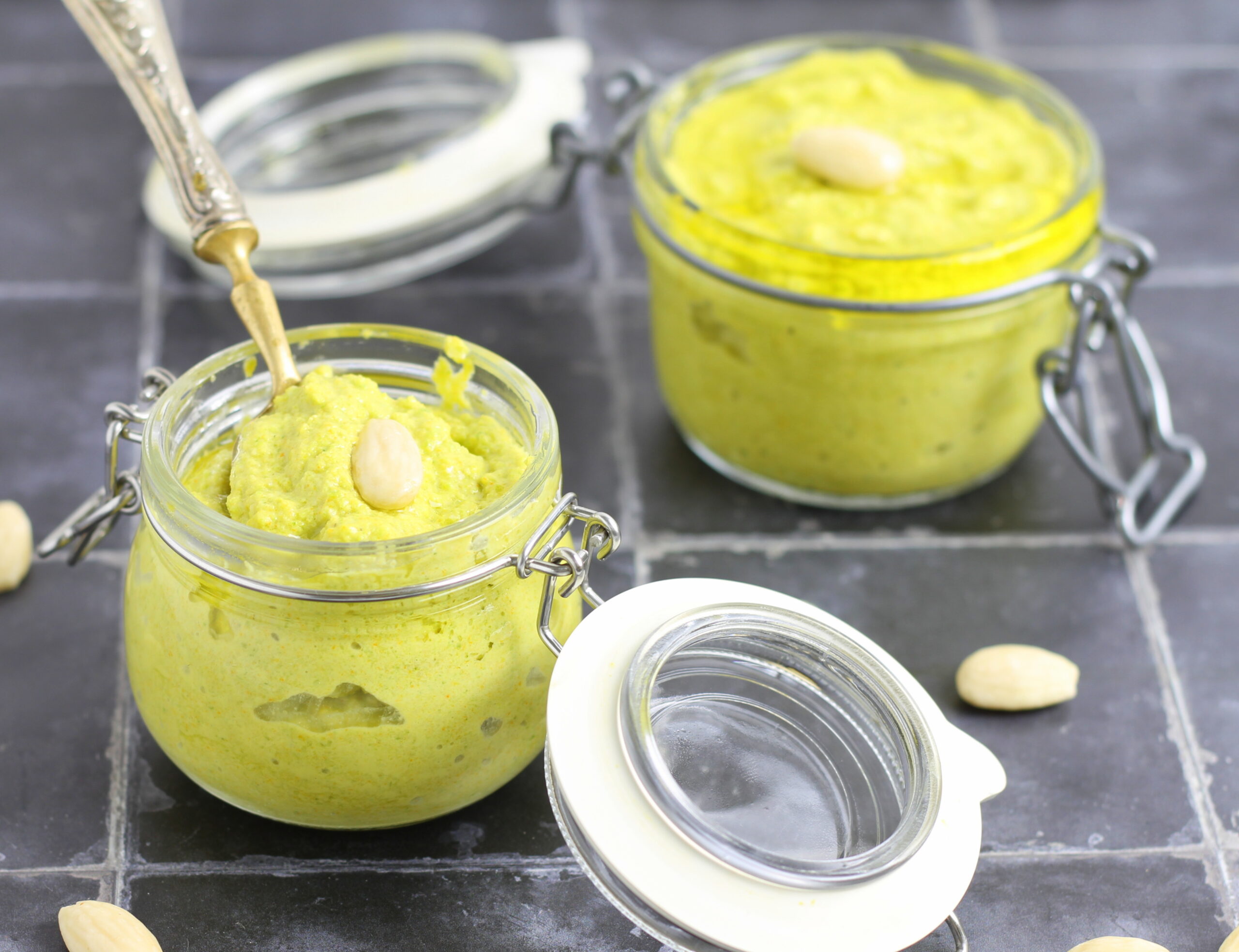 Rauwe courgettebloemenpesto