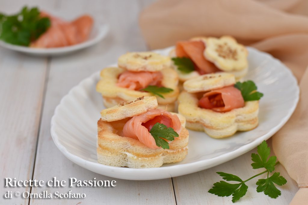 Bloemige zakjes met gerookte zalm