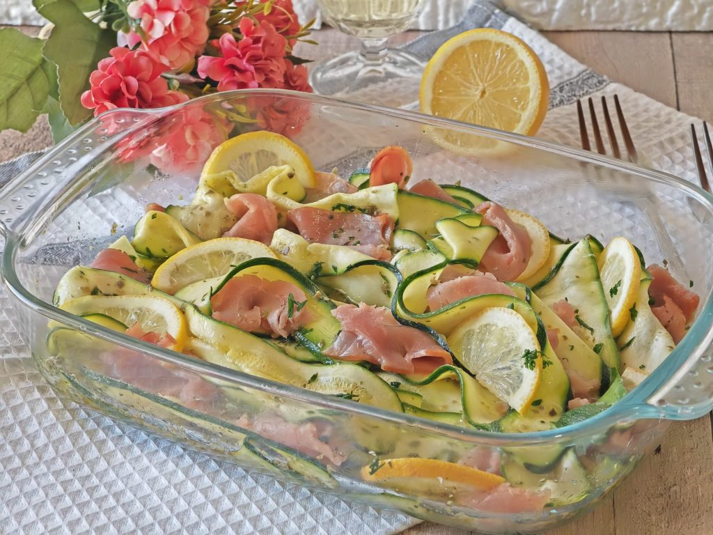 Courgettesalade met gerookte tonijn