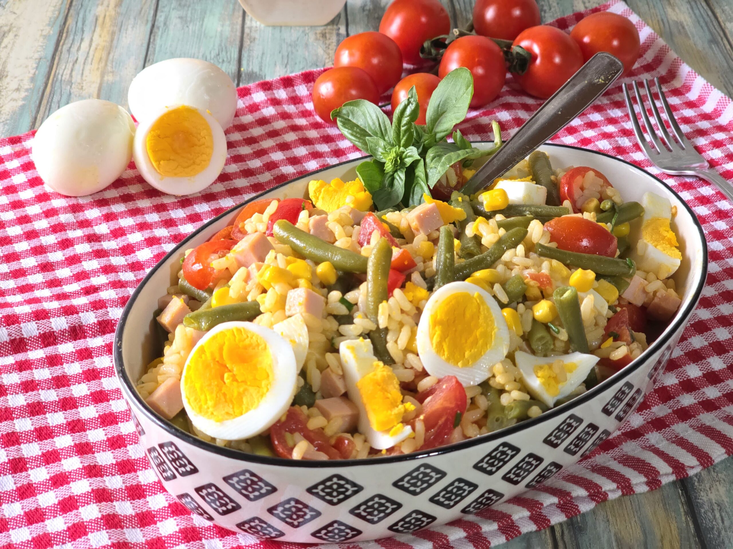 Rijstsalade met gekookte ham en sperziebonen voor de zomer
