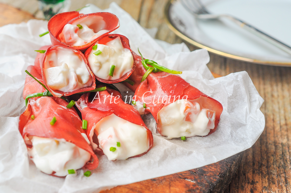 Kegels van bresaola met Russische salade als voorgerecht