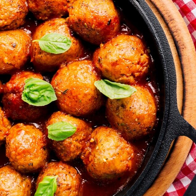 broodballetjes in saus