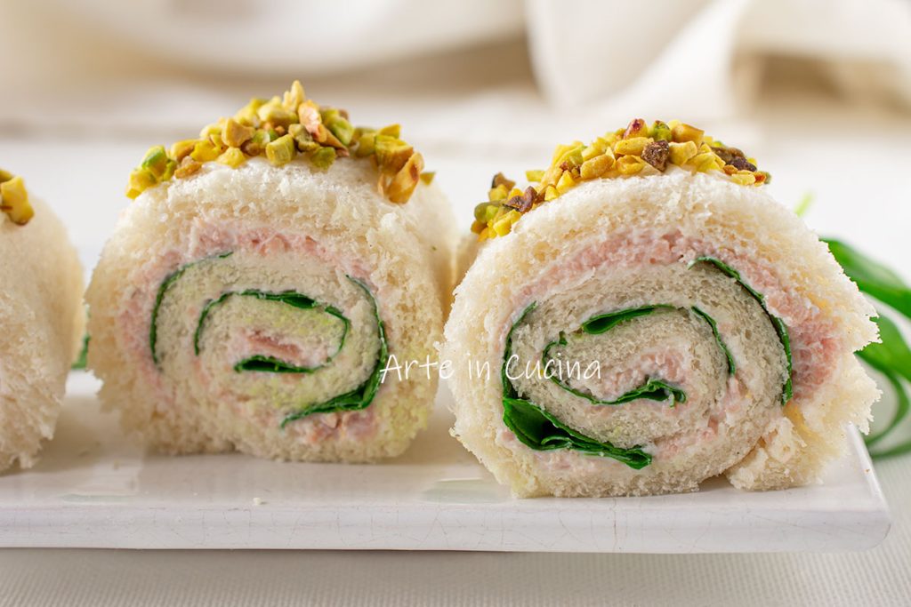 Broodrolletjes met mortadella en pistache