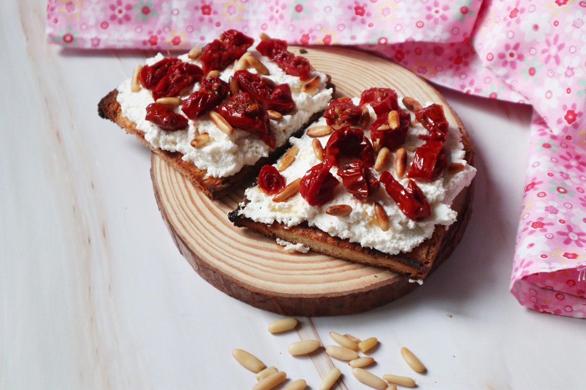 Bruschetta met ricotta, zongedroogde tomaten en pijnboompitten