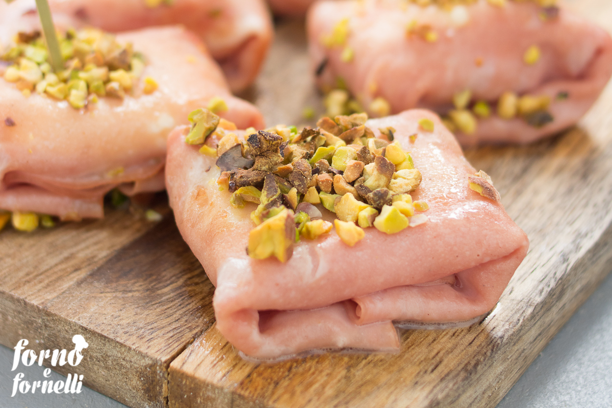 Buideltjes van mortadella