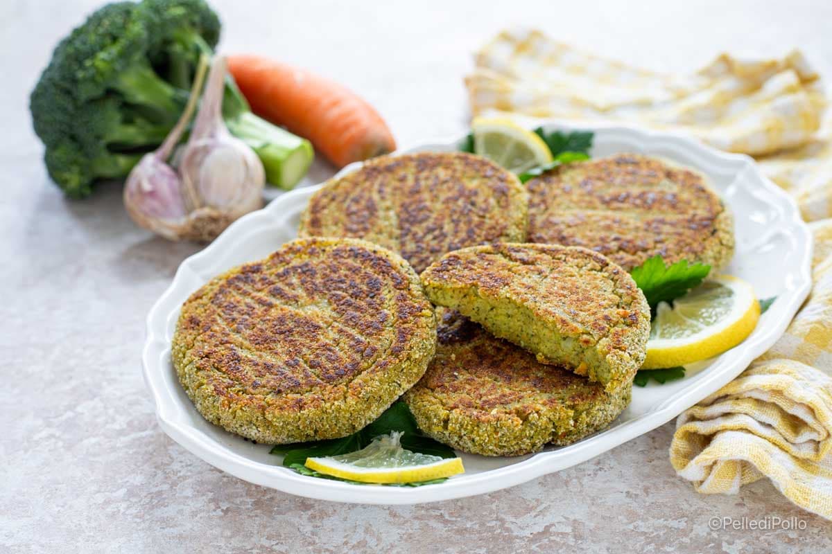 Burger van broccoli, aardappelen en wortelen