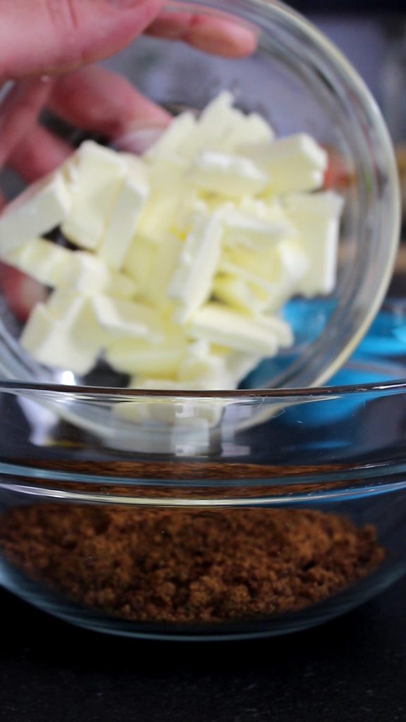 zachte boter in stukjes als ingrediënt om cupcakes te maken