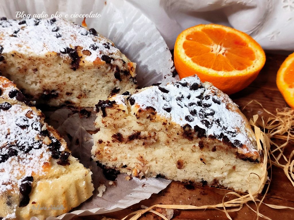 Hele zachte en lichte ricotta en eiwitten chocoladestukjes cake alles in een kom in enkele minuten gemakkelijk en snel zoet, je hoeft alleen de eiwitten op te kloppen