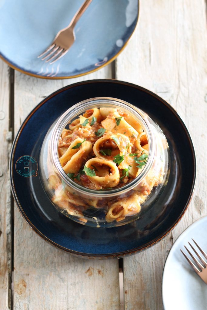 pasta met vis in een pot