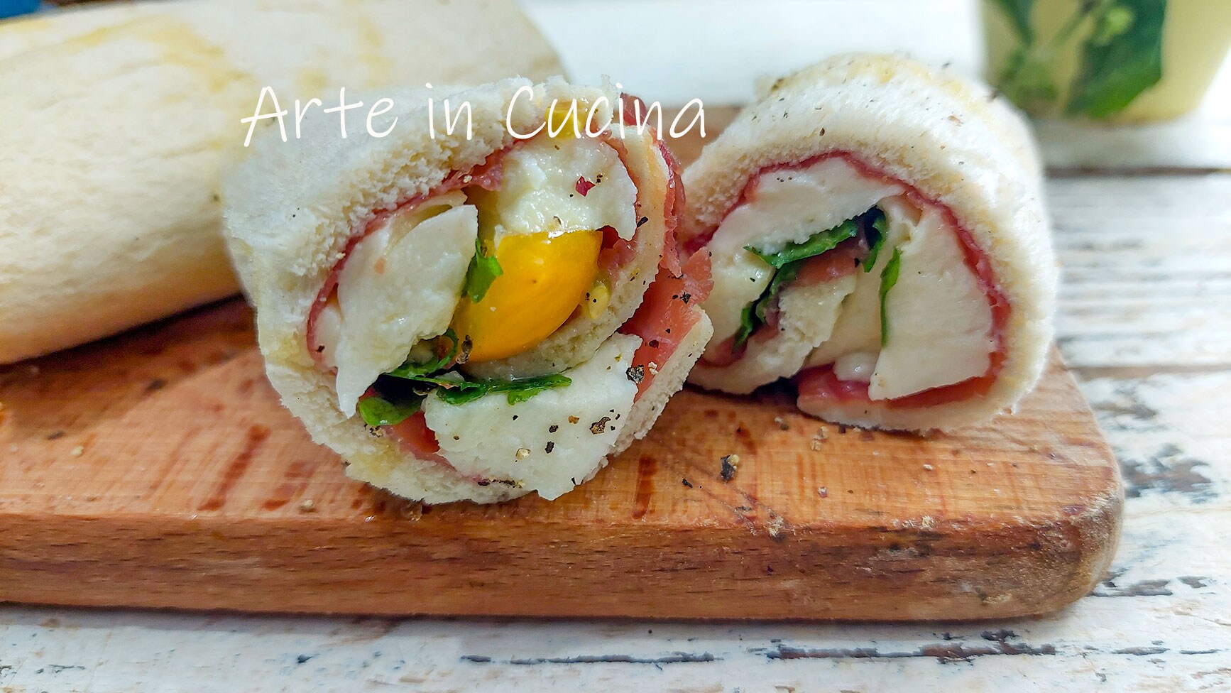 CANNOLI van SANDWICHBROOD met BRESAOLA en caprese