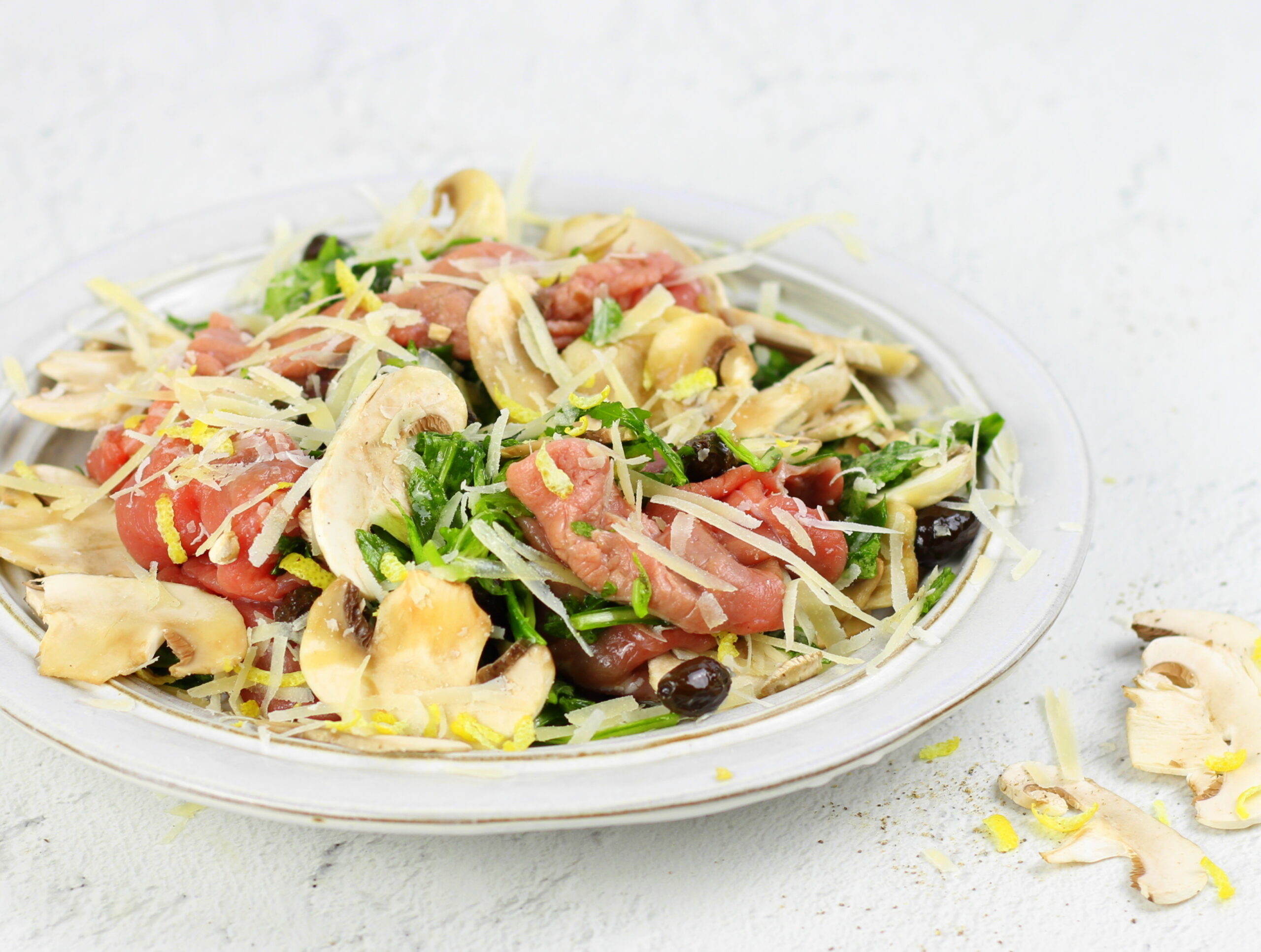 Rundercarpaccio met champignons, rucola en olijven
