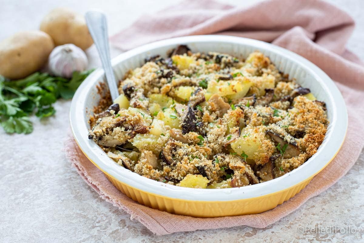 Cardoncelli-paddenstoelen en aardappelen uit de oven