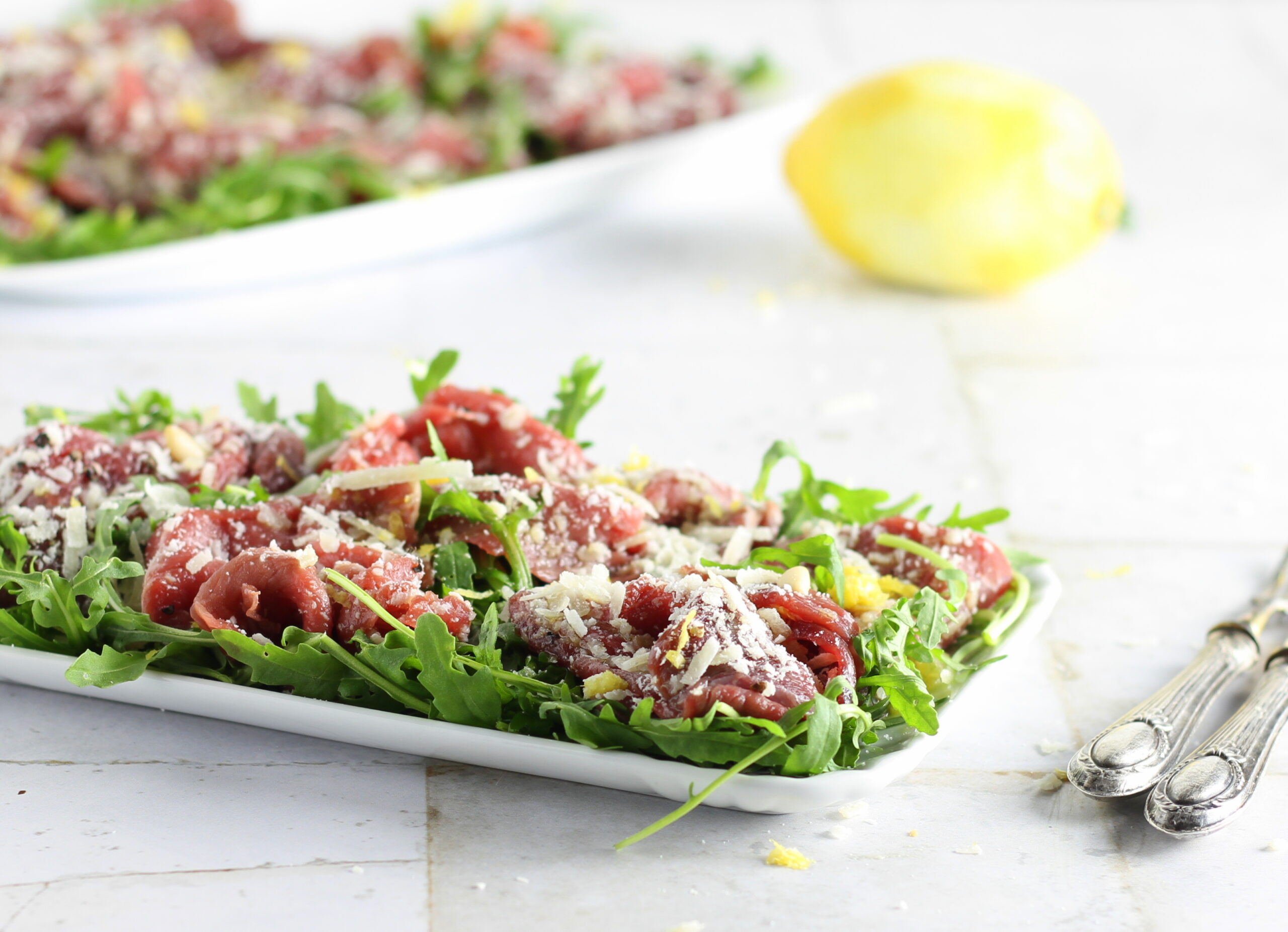 Rundvleescarpaccio met Parmezaan, rucola en pijnboompitten