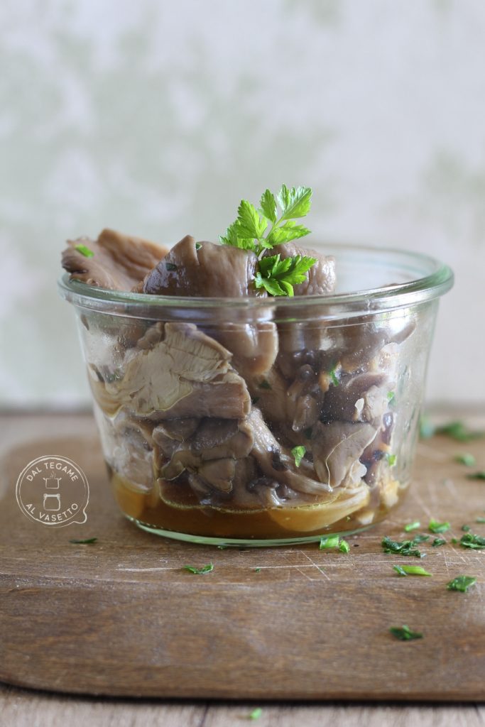 champignons met knoflook en peterselie gekookt in een pot in de magnetron