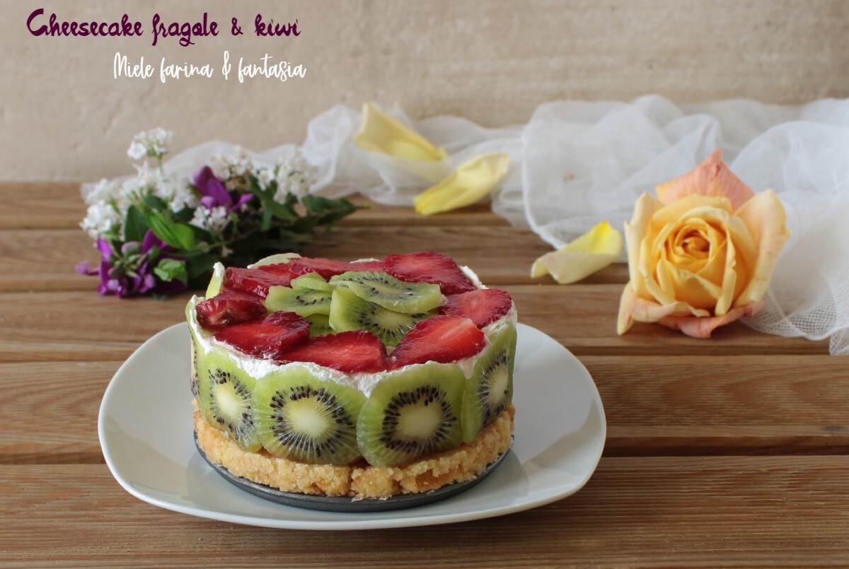 Cheesecake met aardbeien en kiwi