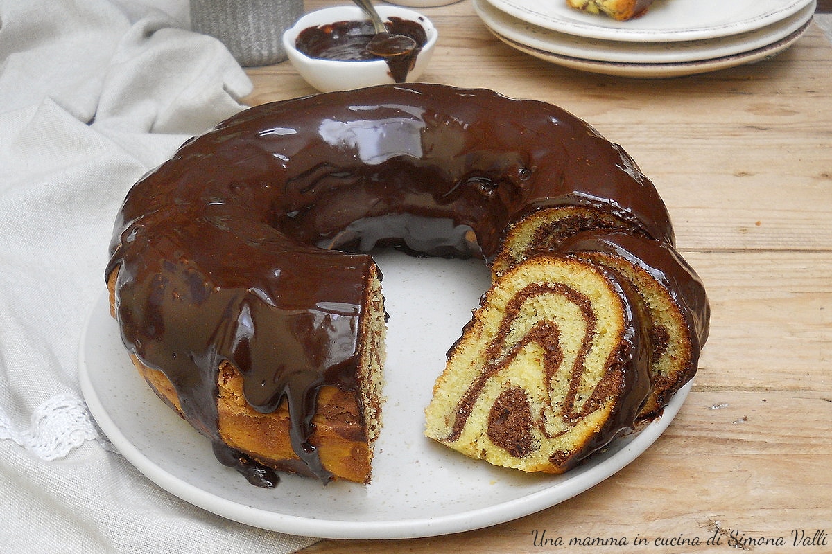Chocolade geglazuurde marmercake