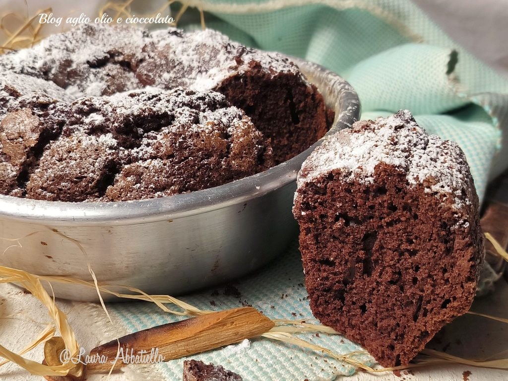 Chocoladeciambellone in de hete lucht friteuse zonder weegschaal 5 minuten alles in een kom, een zeer zacht en smakelijk dessert dat snel te bereiden is