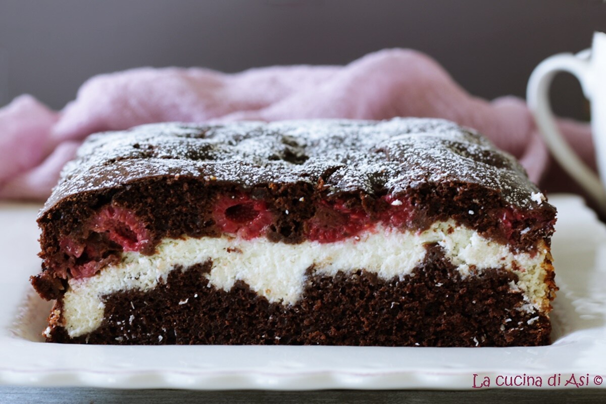 Chocoladetaart gevuld met ricotta en frambozen