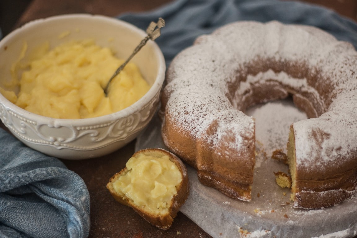 Zachte ringvormige cake met verse room