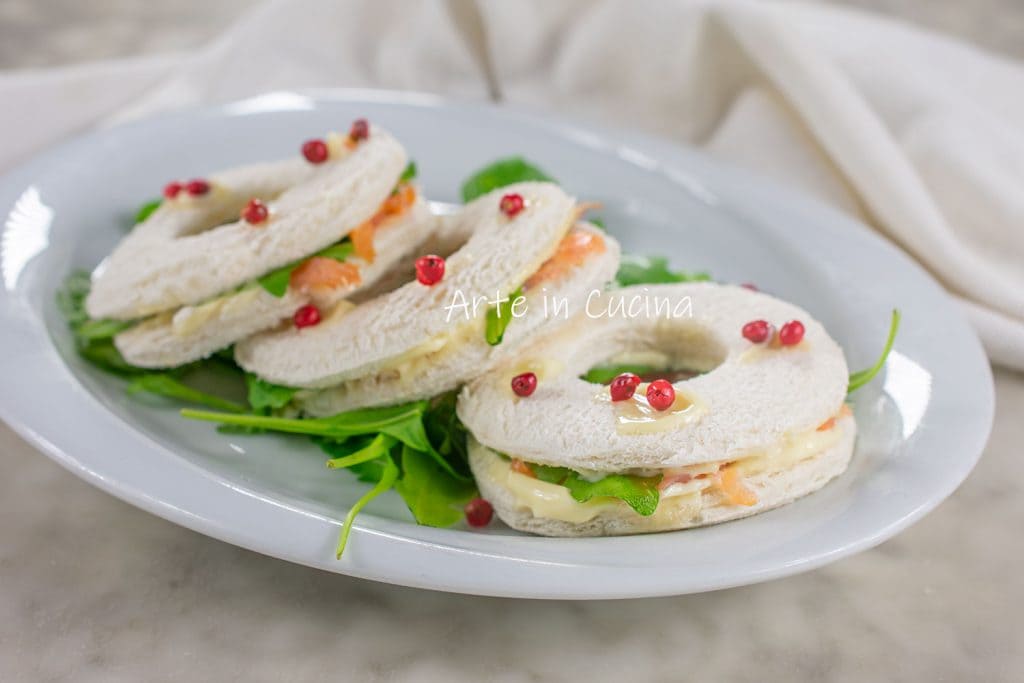 Ciambelle van sandwichbrood met zalm snel voorgerecht