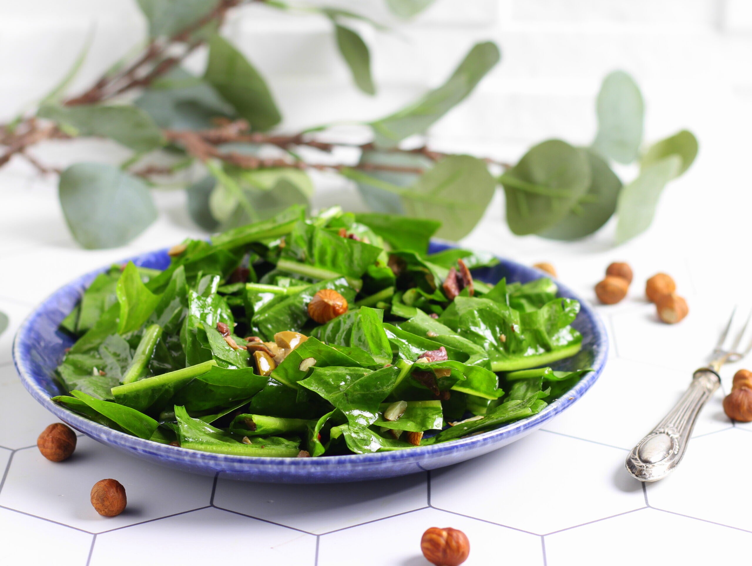 Catalogna cicoria met hazelnoten en olijven