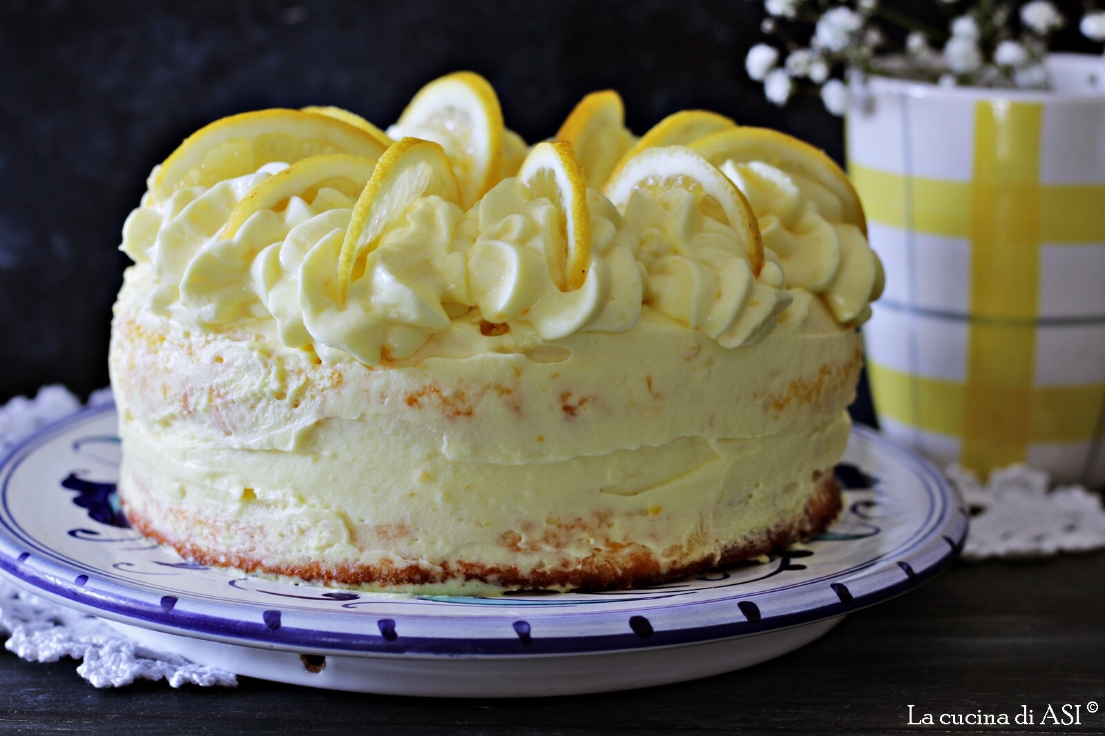 Citroencake gevuld met citroensmaak