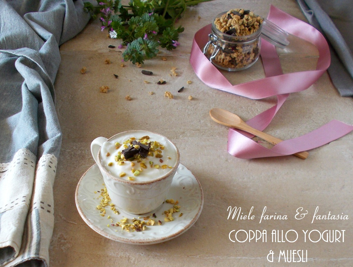 Dessert in een mok met yoghurt en muesli