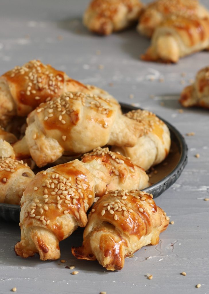 Hartige croissantjes met worst en kaas