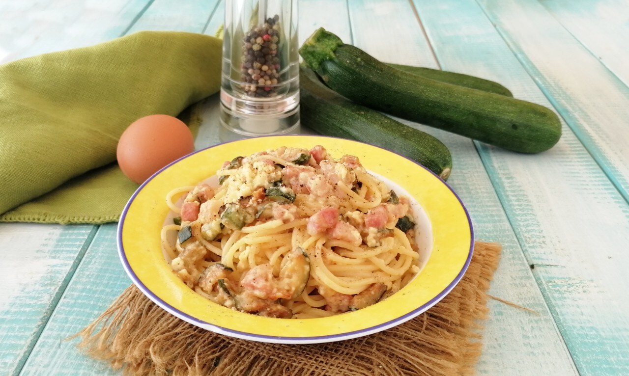 MAKKELIJKE EN SMAKELIJKE COURGETTE CARBONARA
