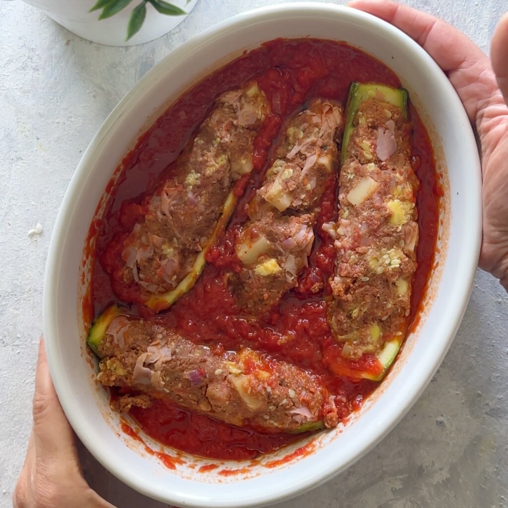 courgettes in ovenschaal met tomaat om te koken in de magnetron