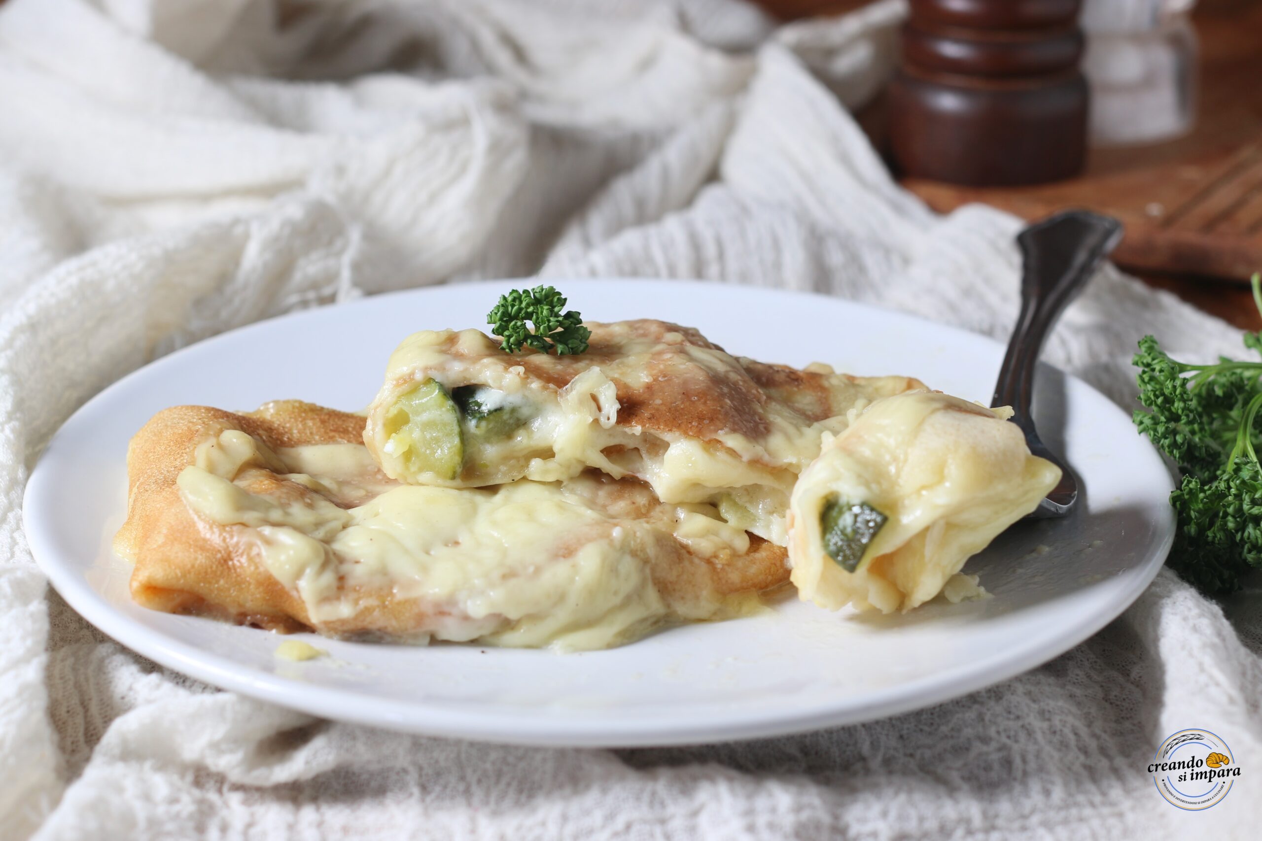 Pakketjes van crêpes met courgettes en scamorza