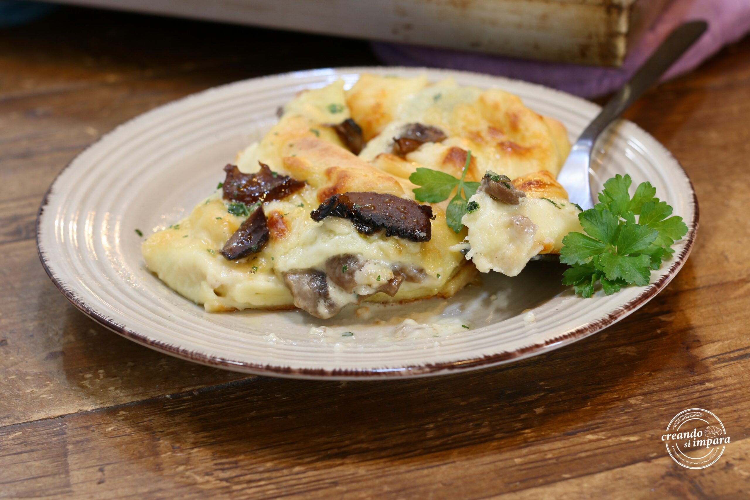 Pakketjes van crêpes met stracchino en champignons