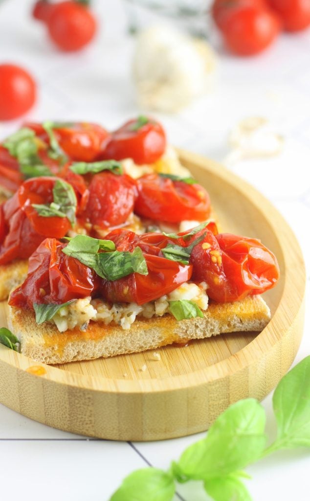 Crostini met in de pan gebakken cherrytomaatjes