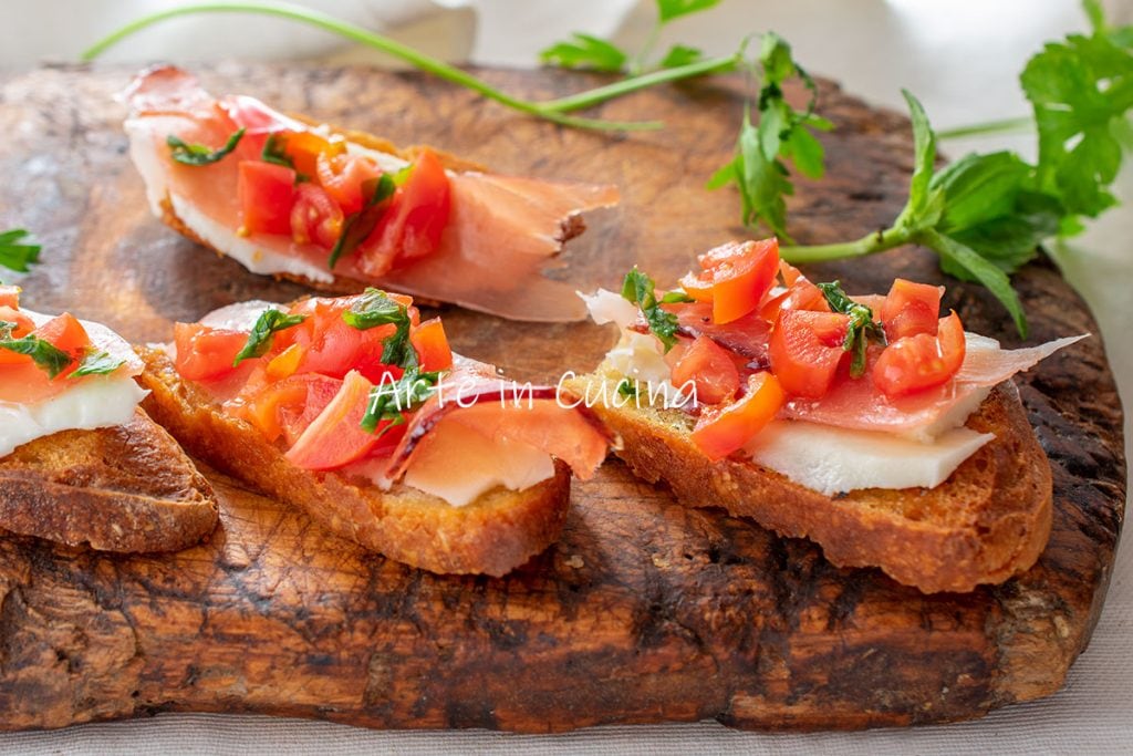 Crostini van brood spek en provolone