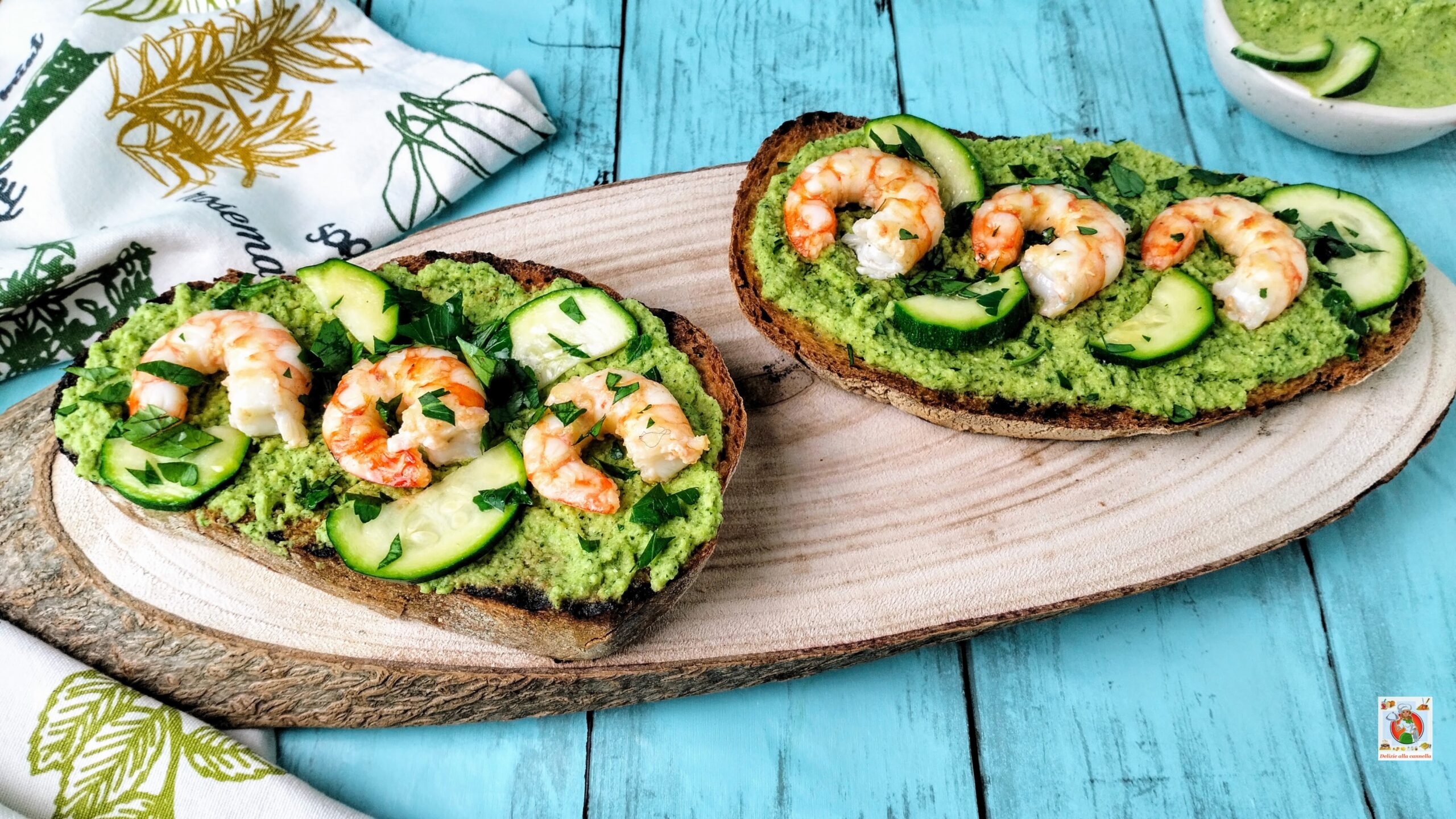 Crostini met courgettecrème en garnalen: heerlijke zee- en tuinhapje voor speciale gelegenheden.